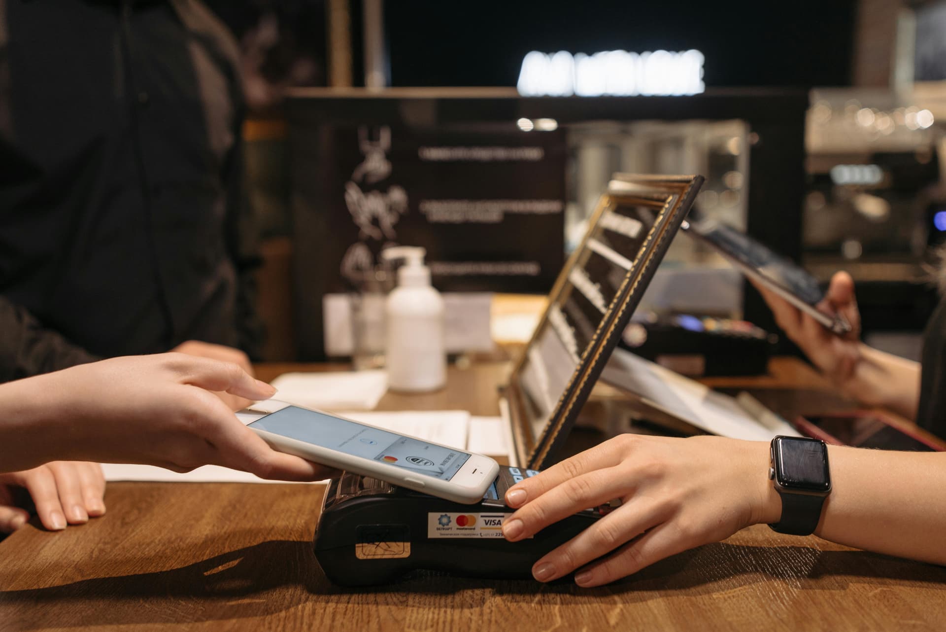 Mobile Payments for Restaurants: Why Contactless Is Now the Standard in 2026